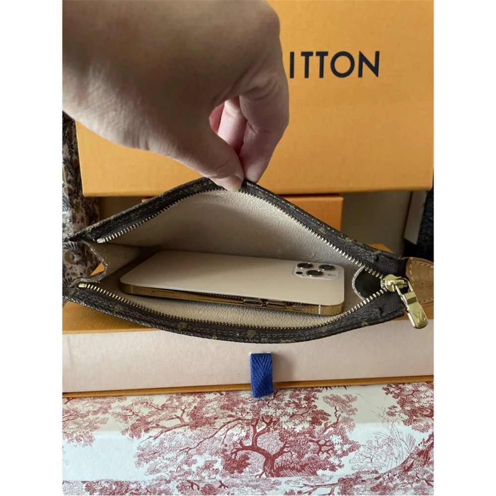 LOUIS VUITTON Pochette Accessoire monogram crossbody - Picture 5 of 8